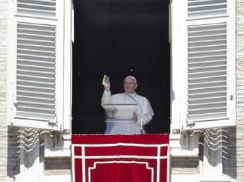 Fiéis recebem com alegria edição de bolso dos Evangelhos oferecida pelo Papa
