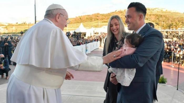 Papa pede um novo impulso para que famílias concretizem sonho de gerar filhos