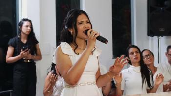 Bia Lopes lança “Alma Adoradora” e convida fiéis a uma experiência profunda de adoração